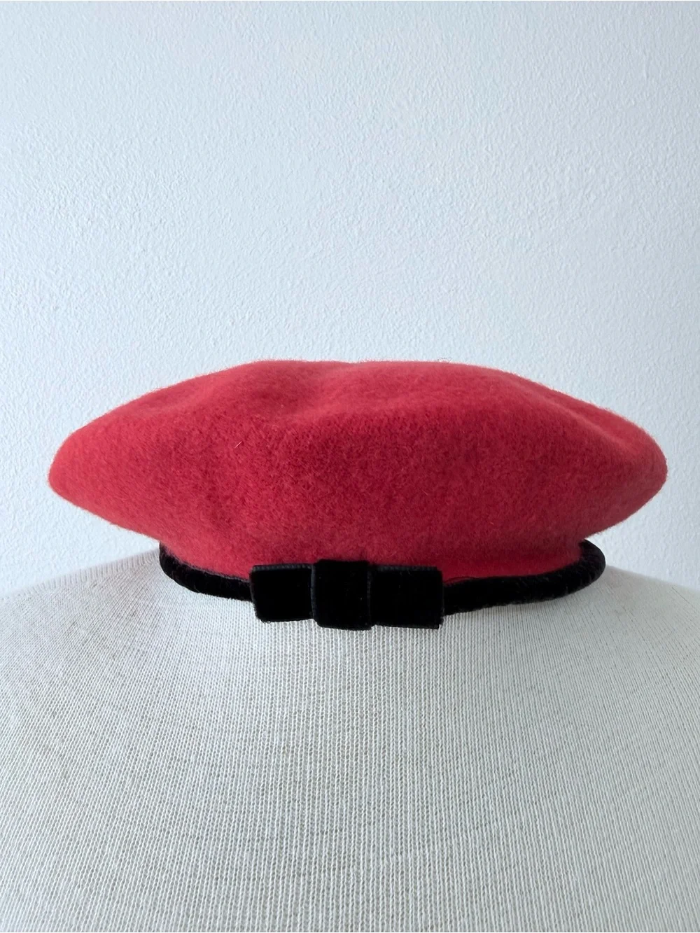 VTG GAP Red Wool Beret Hat Black Velvet Trim Bow Made in England S/M 80s/90s